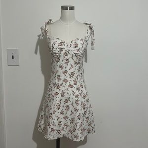 NWT dainty floral tie sleeve dress